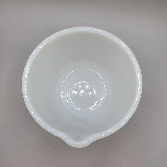1950s Glasbake Sunbeam Milk Glass Mixing Bowl #10 Spout White Vintage Bakeware - Picture 3 of 7